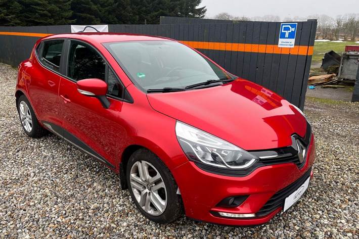 Rød Renault Clio IV fra 2019 set udefra
