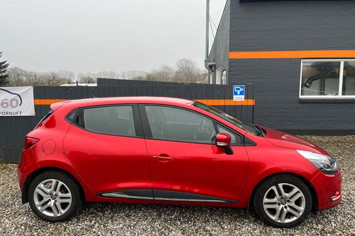 Rød Renault Clio IV fra 2019