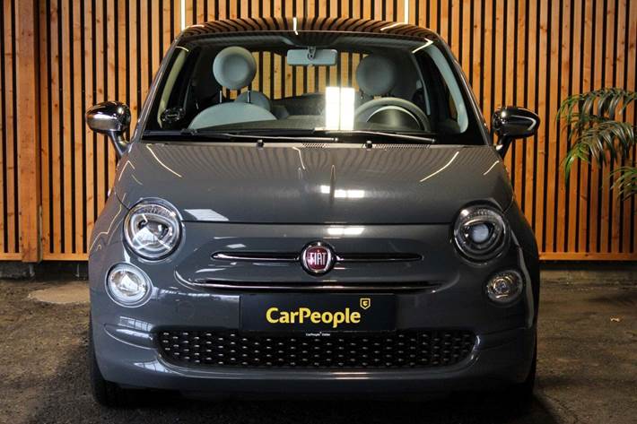 Grå Fiat 500 fra 2020