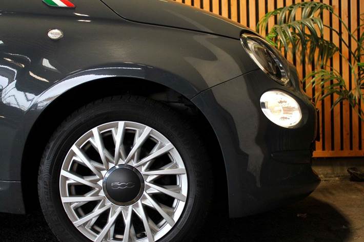 Grå Fiat 500 fra 2020