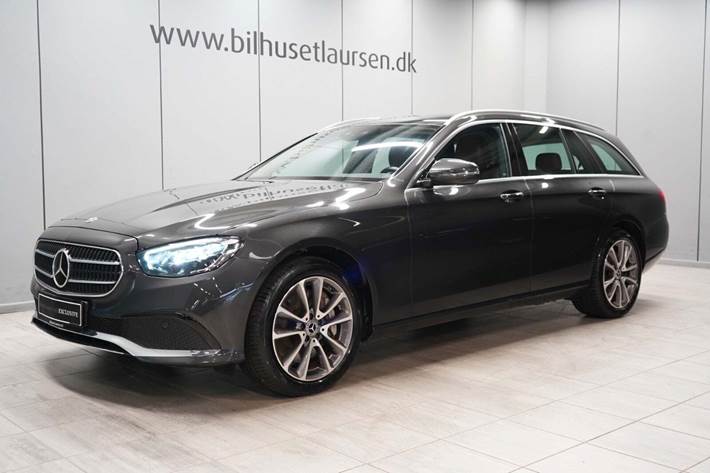 Grå Mercedes E300 de fra 2022 set udefra