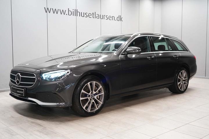 Grå Mercedes E300 de fra 2022 set udefra