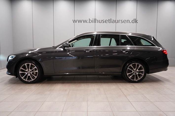 Grå Mercedes E300 de fra 2022