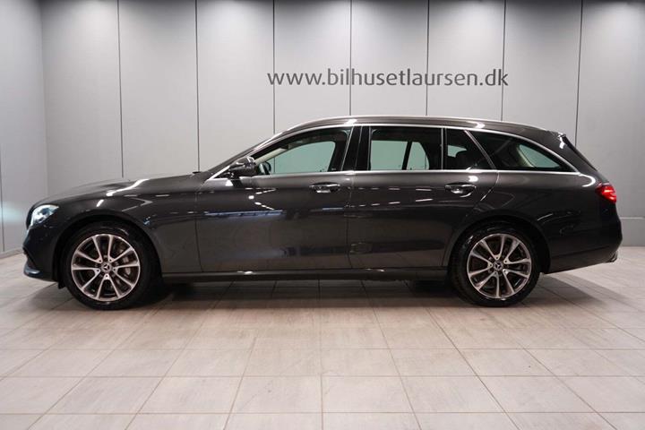 Grå Mercedes E300 de fra 2022
