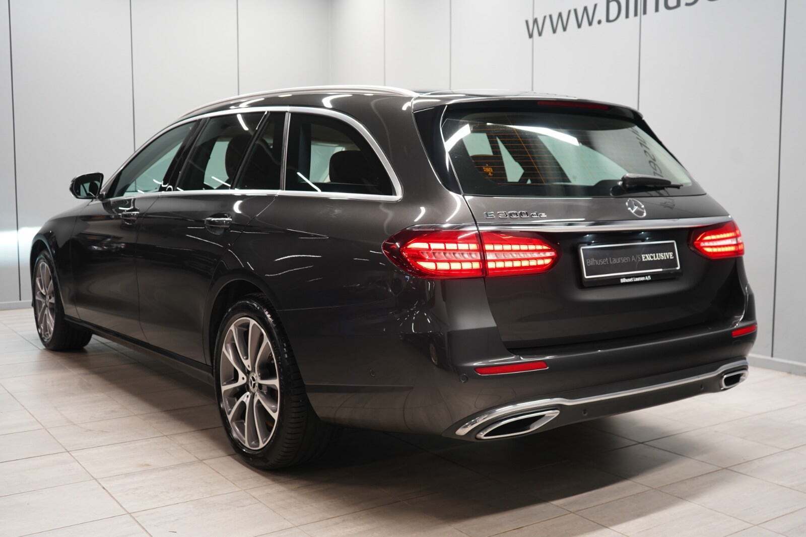 Grå Mercedes E300 de fra 2022