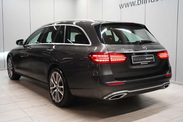 Grå Mercedes E300 de fra 2022