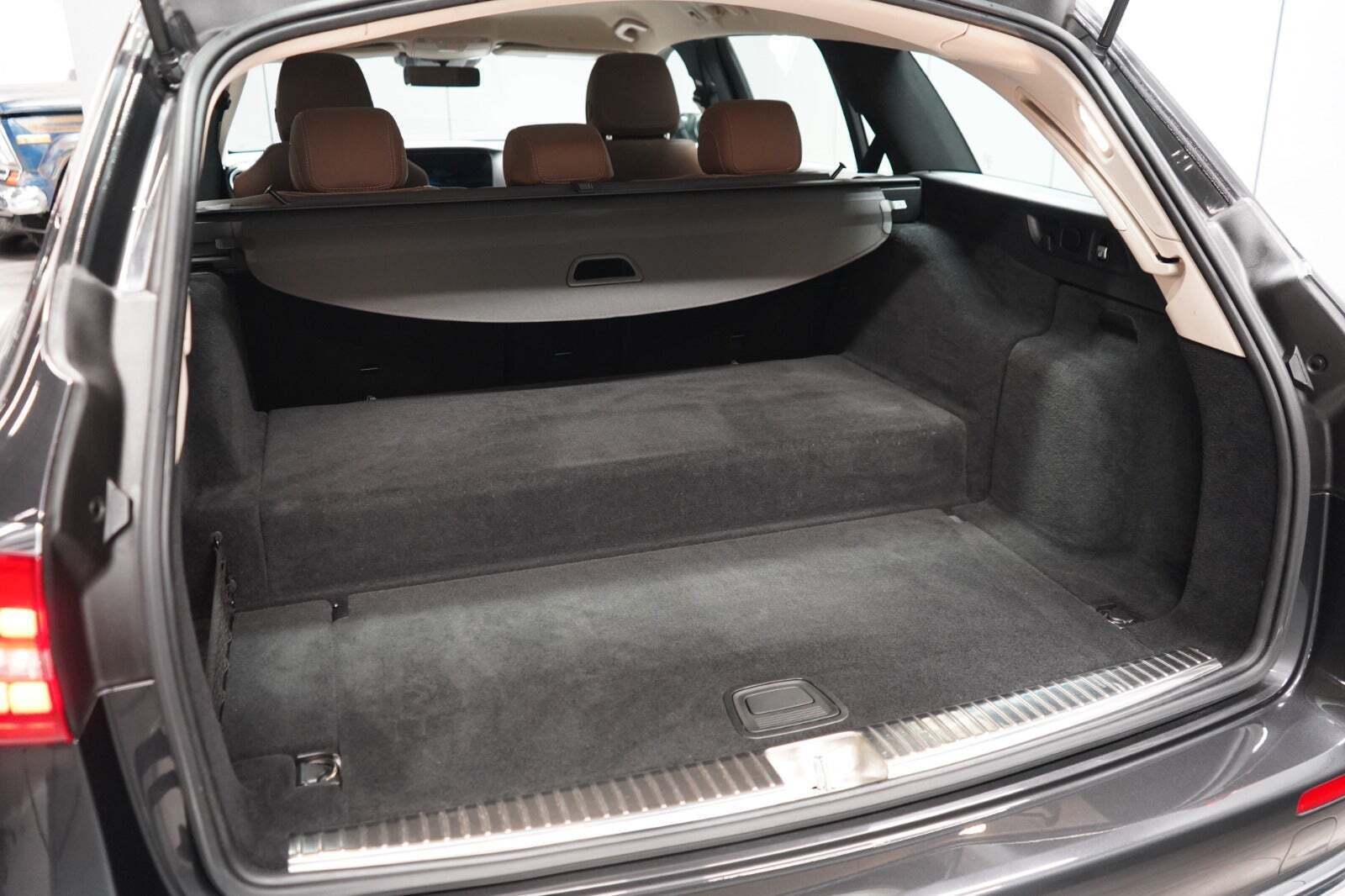 Grå Mercedes E300 de fra 2022
