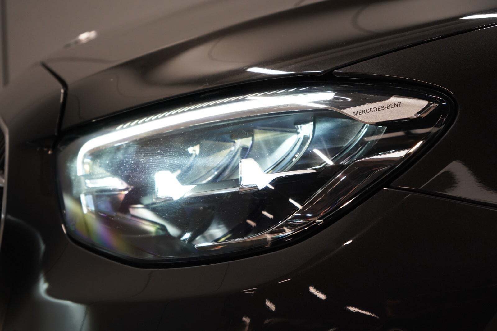 Grå Mercedes E300 de fra 2022