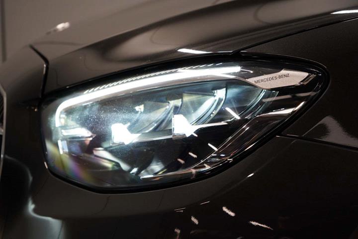 Grå Mercedes E300 de fra 2022