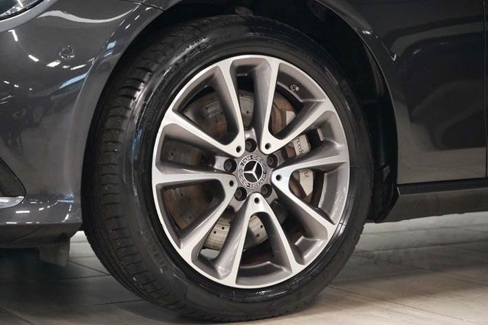 Grå Mercedes E300 de fra 2022