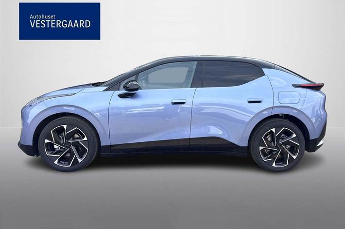 Blå Lynk & Co 02 fra 2025 set udefra