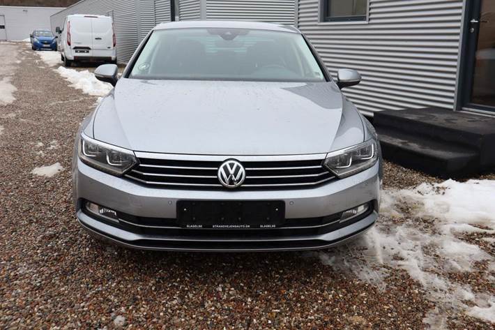 Grå VW Passat fra 2019
