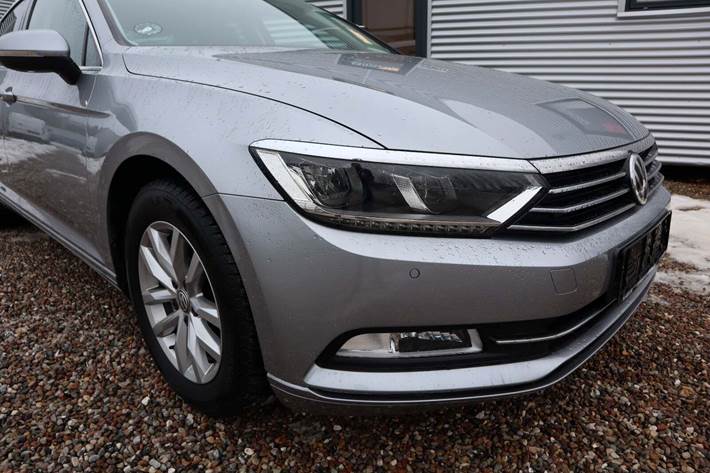 Grå VW Passat fra 2019