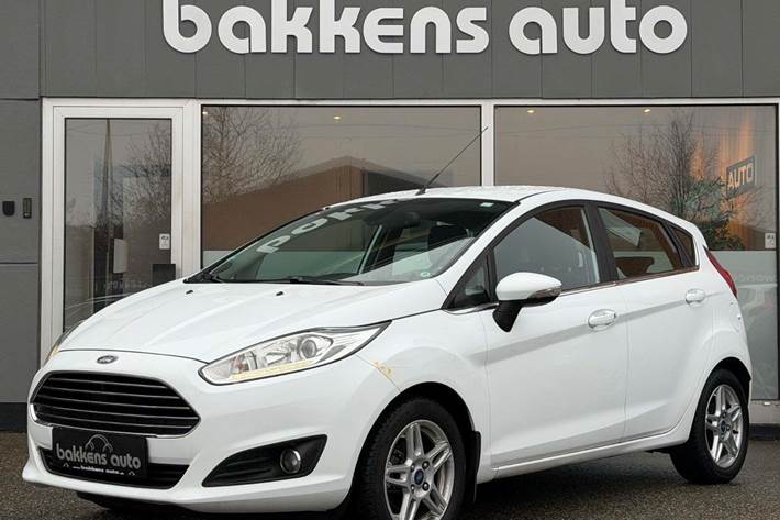 Hvid Ford Fiesta fra 2013 set udefra