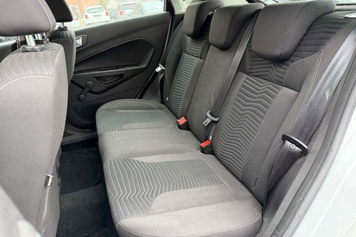 Hvid Ford Fiesta fra 2013