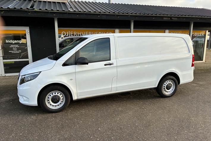 Hvid Mercedes Vito 114 fra 2022