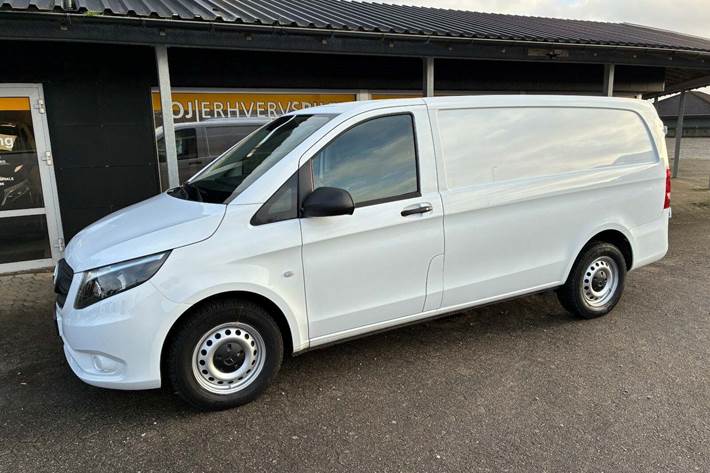 Hvid Mercedes Vito 114 fra 2022