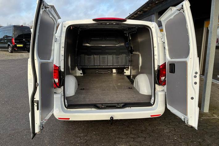 Hvid Mercedes Vito 114 fra 2022