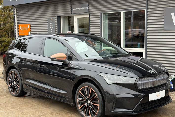 Sort Skoda Enyaq fra 2022 set udefra