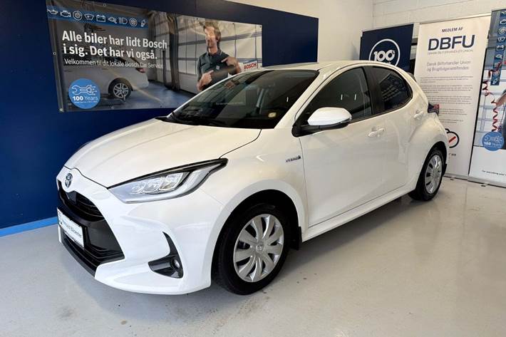 Hvid Toyota Yaris fra 2020 set udefra