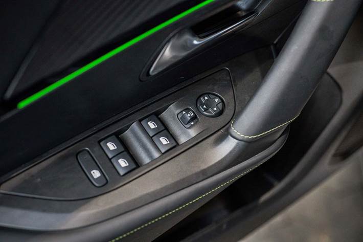 Sølv Peugeot e-2008 fra 2022