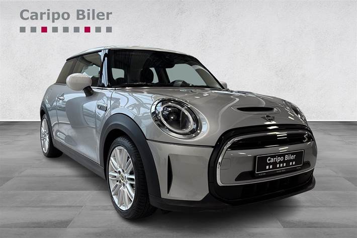 Sølv Mini Cooper fra 2023 set udefra
