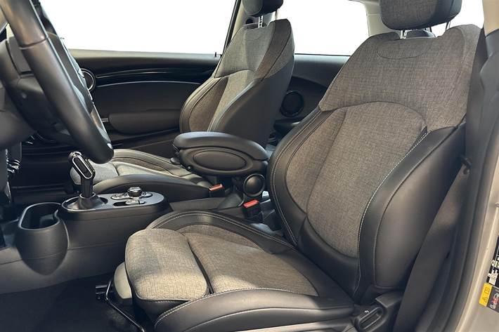 Sølv Mini Cooper fra 2023