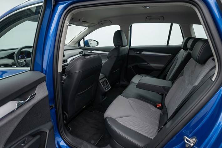 Blå Skoda Enyaq fra 2021