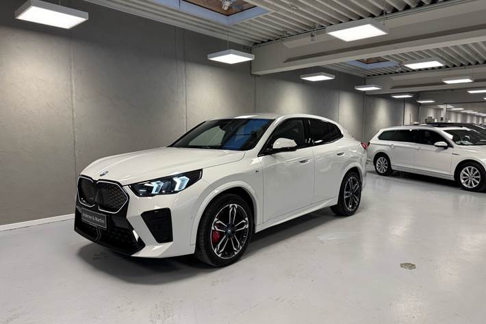 Hvid BMW iX2 fra 2025