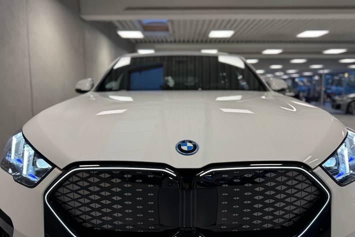 Hvid BMW iX2 fra 2025