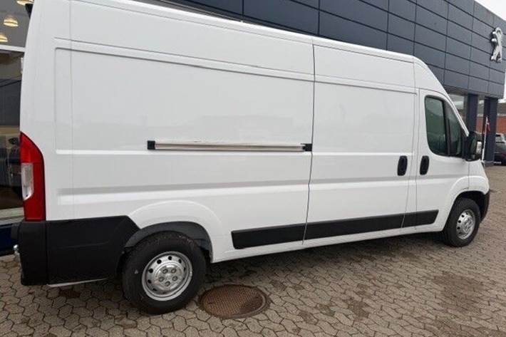 Hvid Peugeot Boxer fra 2025