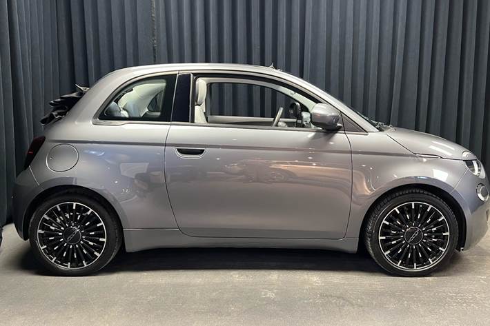 Grå Fiat 500e fra 2022