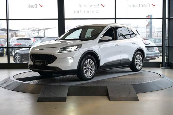 Hvid Ford Kuga fra 2021 set udefra