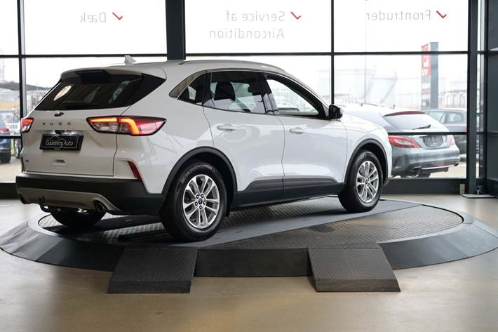 Hvid Ford Kuga fra 2021