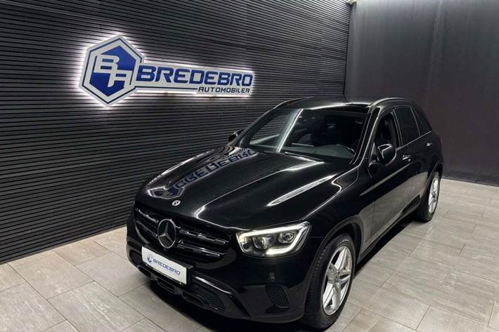 Sort Mercedes GLC300 fra 2019 set udefra
