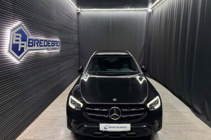 Sort Mercedes GLC300 fra 2019 set udefra