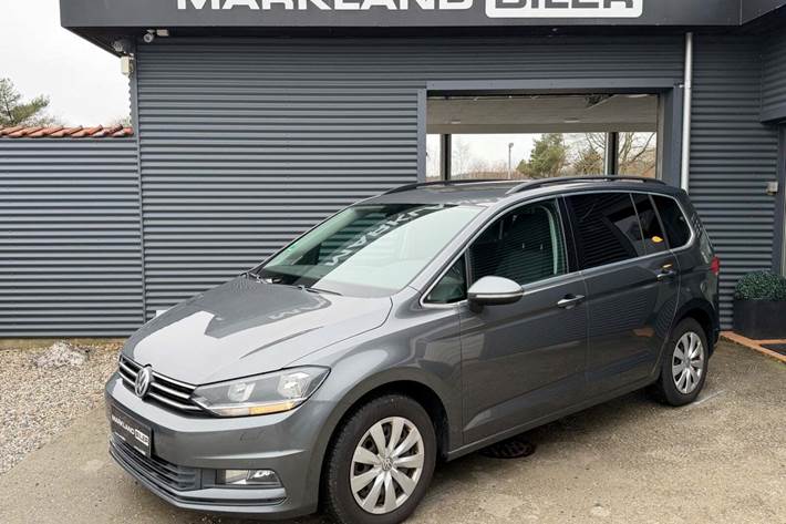 Grå VW Touran fra 2017 set udefra