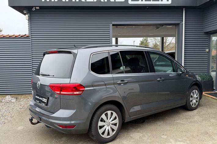 Grå VW Touran fra 2017