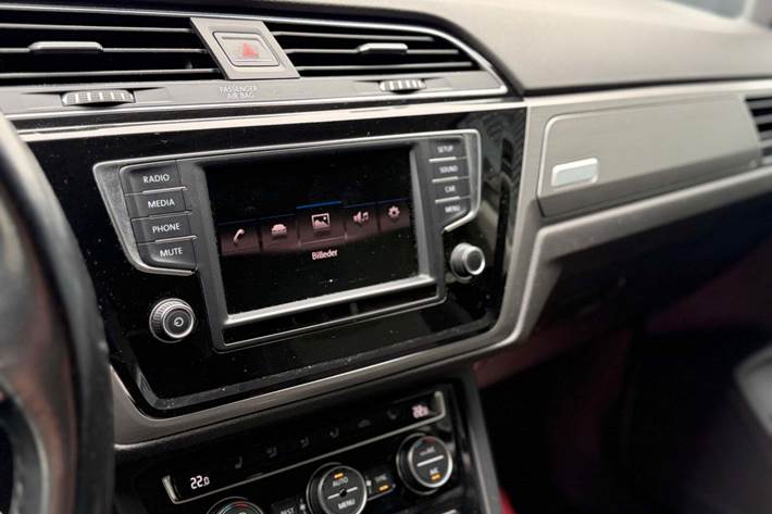 Grå VW Touran fra 2017