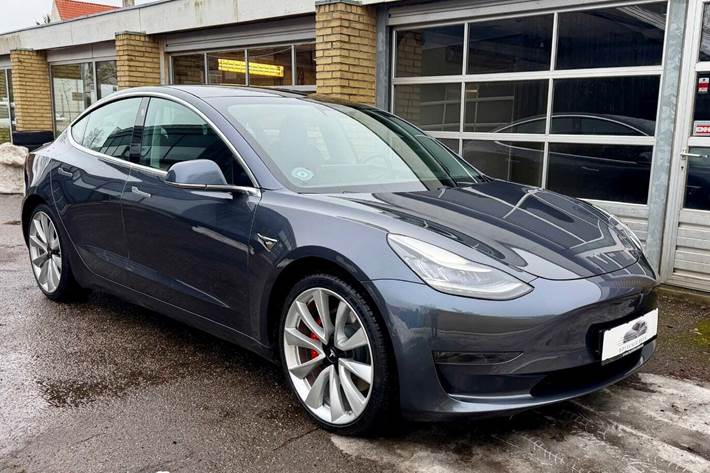 Grå Tesla Model 3 fra 2019 set udefra