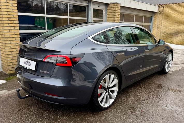 Grå Tesla Model 3 fra 2019
