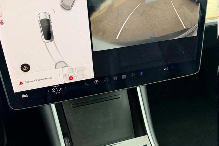 Grå Tesla Model 3 fra 2019