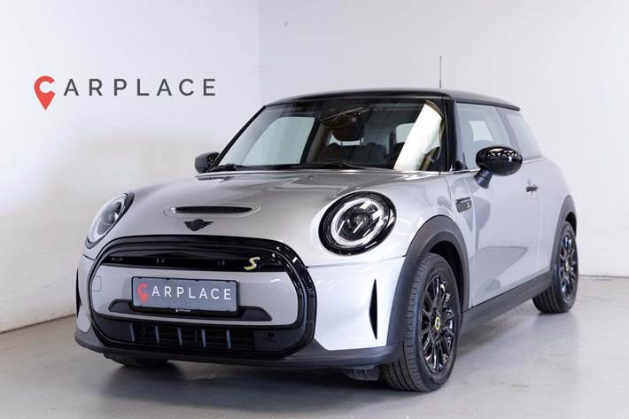 Sølv Mini Cooper SE fra 2023 set udefra