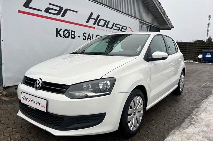 Hvid VW Polo fra 2011 set udefra