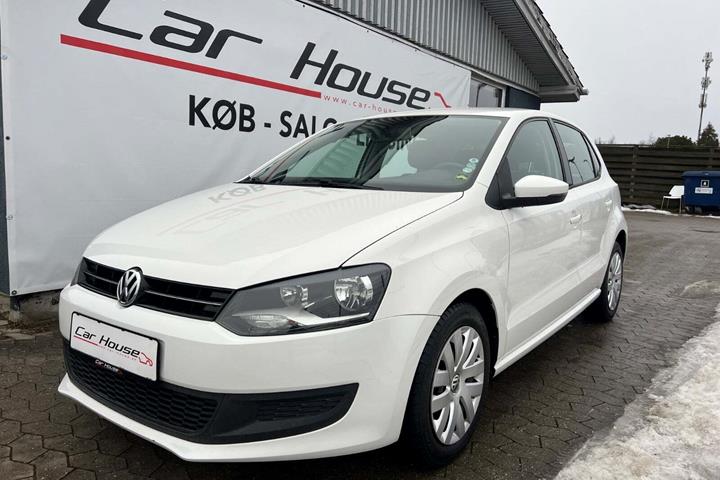 Hvid VW Polo fra 2011 set udefra
