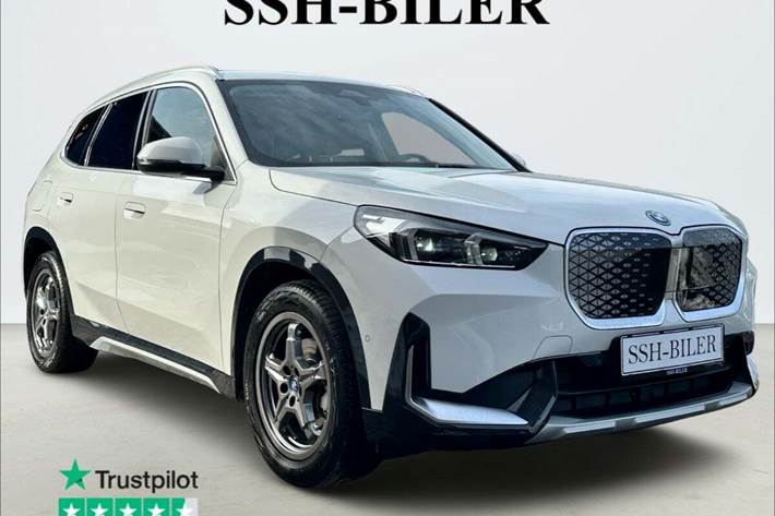 Hvid BMW iX1 fra 2025 set udefra