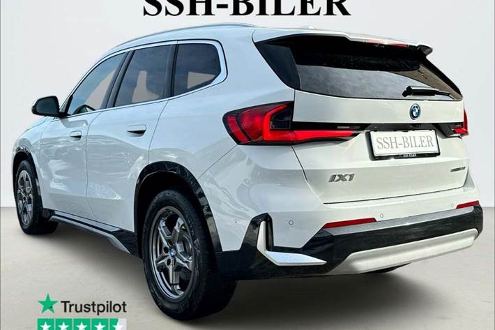 Hvid BMW iX1 fra 2025