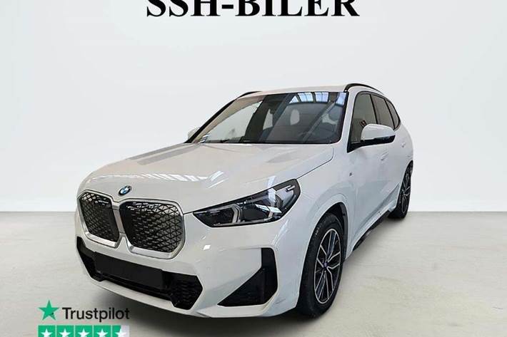 Hvid BMW iX1 fra 2024 set udefra