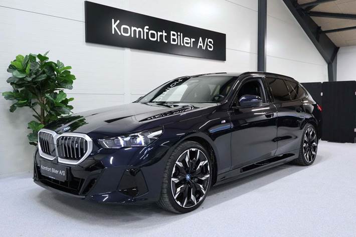 Sort BMW i5 fra 2024 set udefra