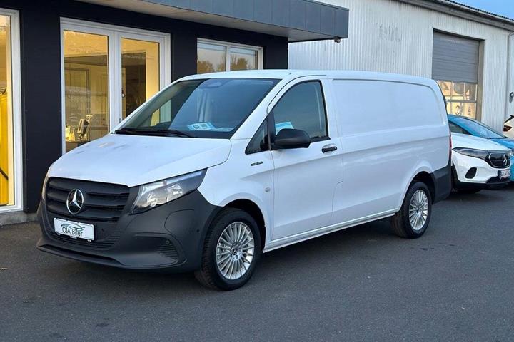 Hvid Mercedes eVito 112 fra 2026 set udefra